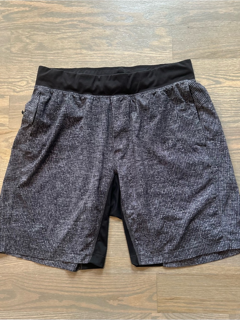 Lululemon men's T.H.E. 9" Linerless shorts size L